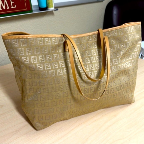 WOW POSHMARK - Authentic Fendi Extra Large Tote - Picture 3 of 16